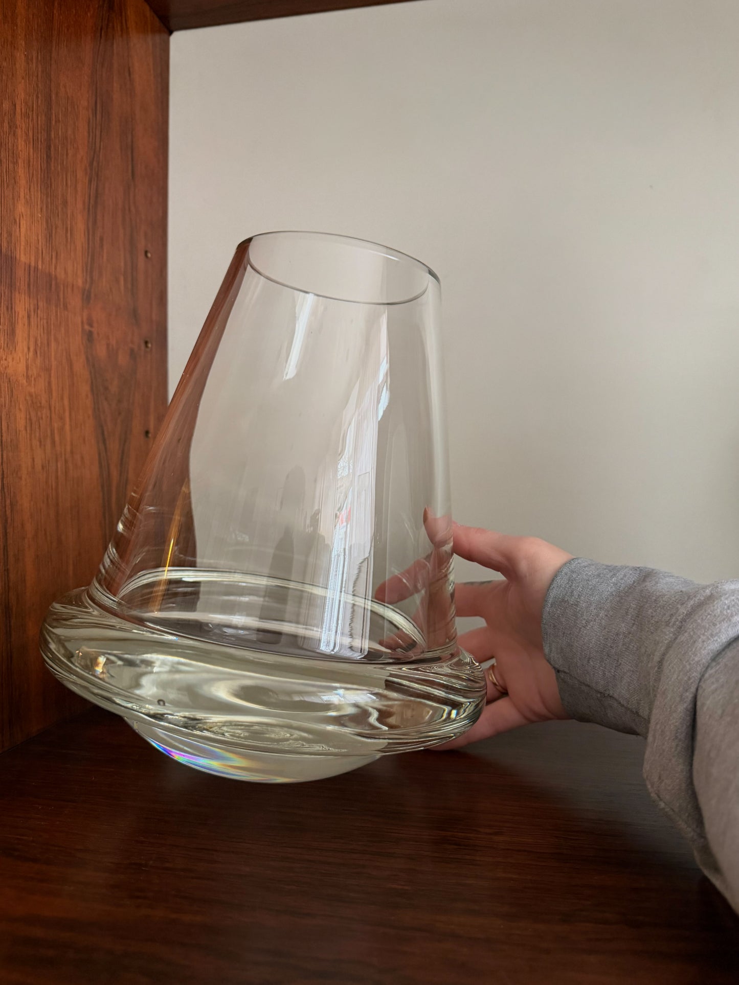 Grand vase inclinable