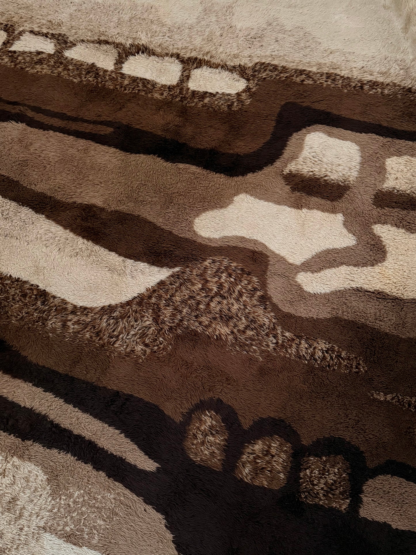 Extra-large shag rug by Desso