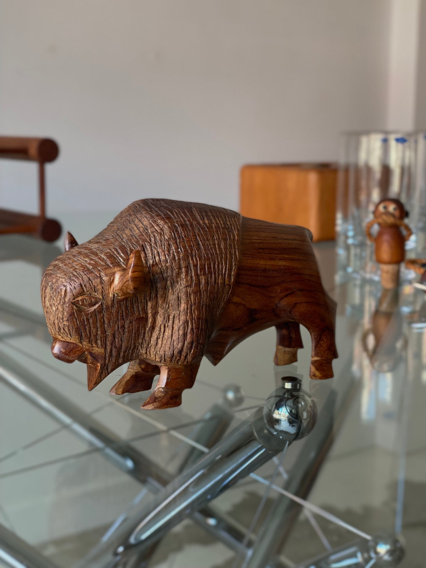 Sculpture de bison en bois massif