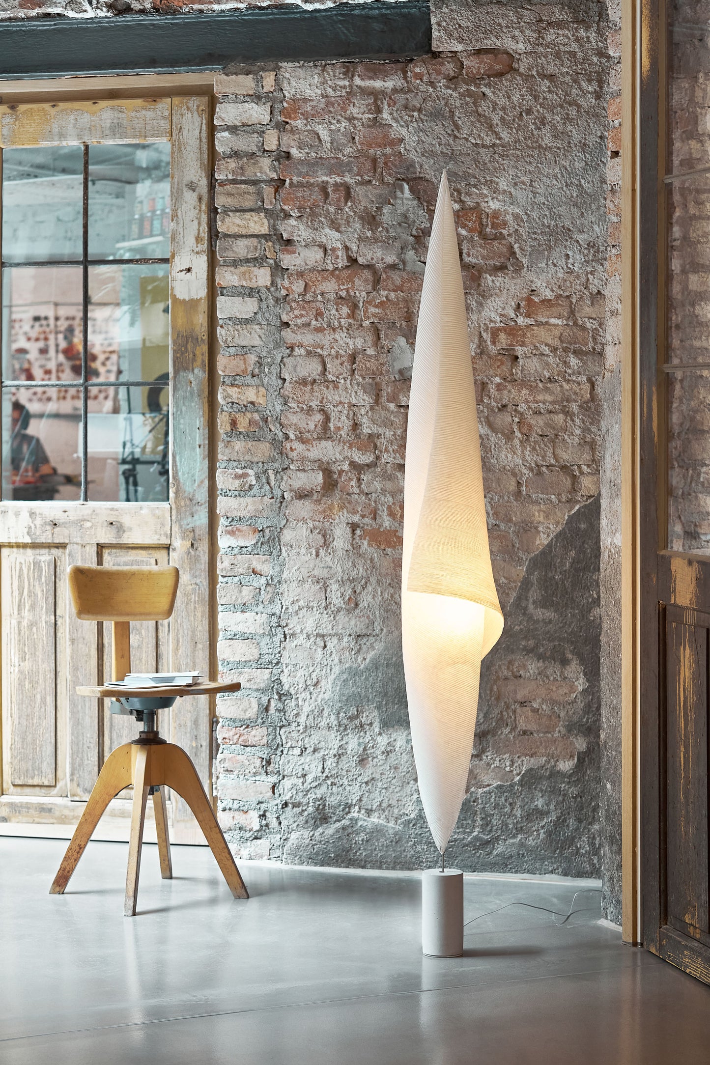 Wo-Tom-Bu Floor Lamp