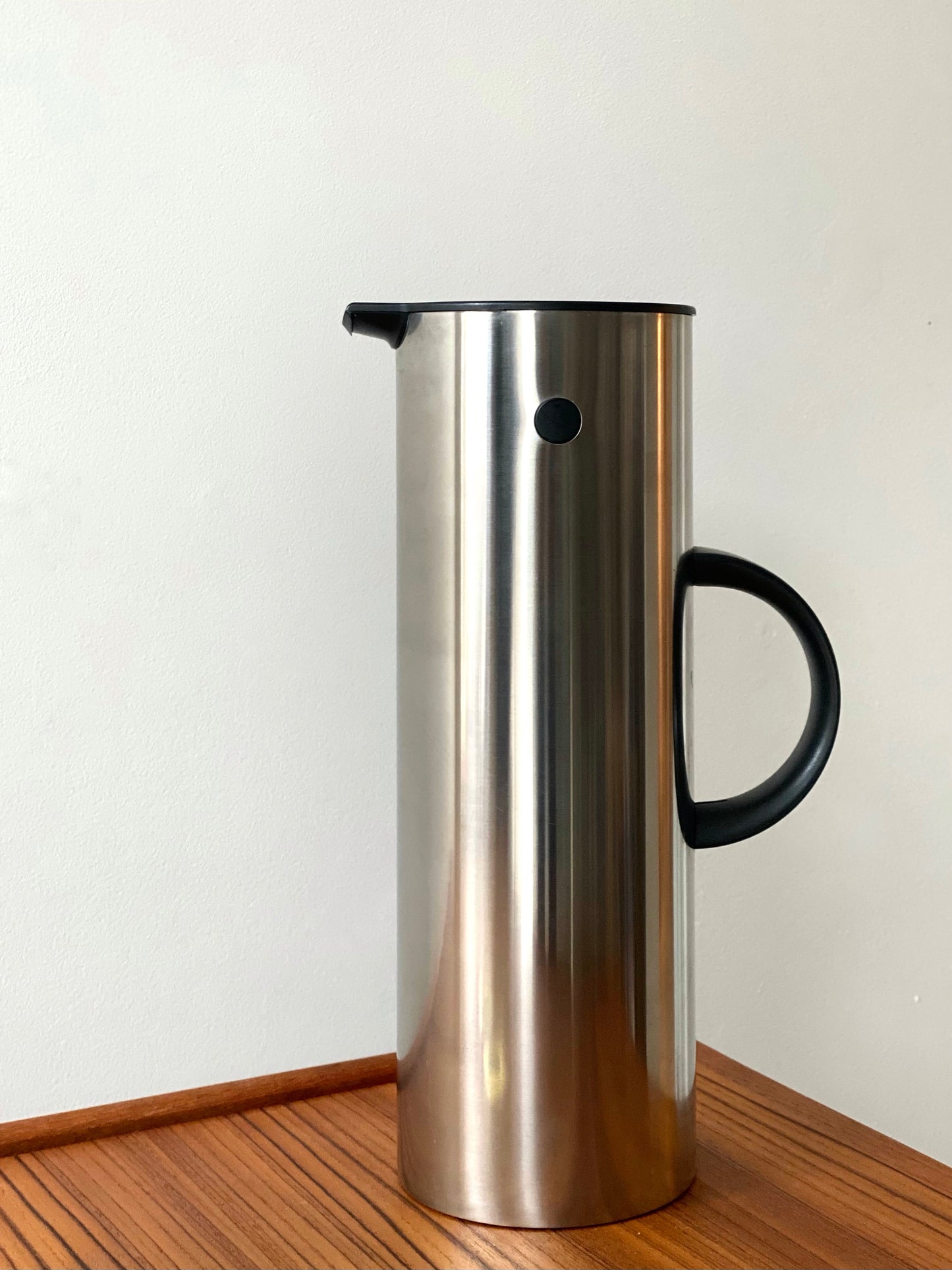 EM77 stainless steel vacuum jug by Stelton