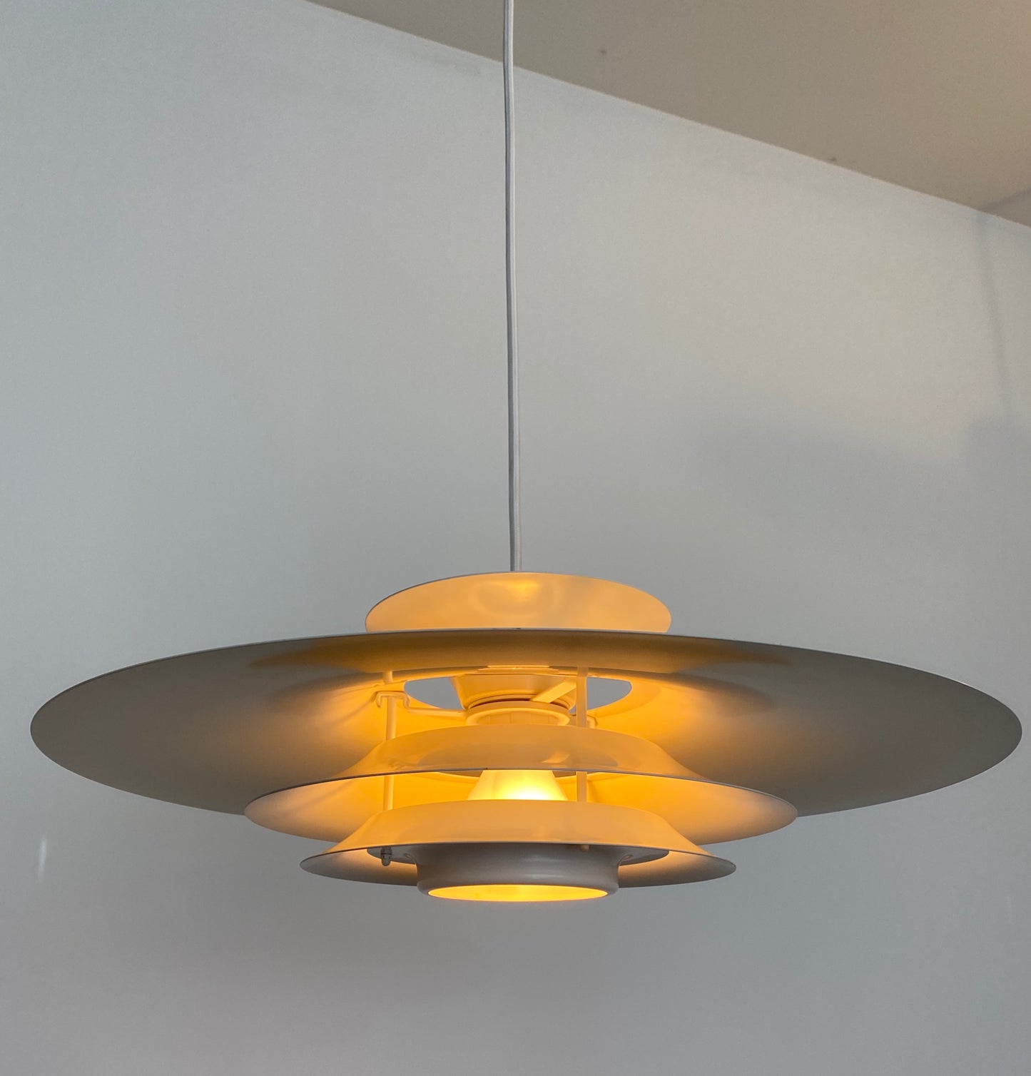 Scandinavian suspension in white enamelled aluminum