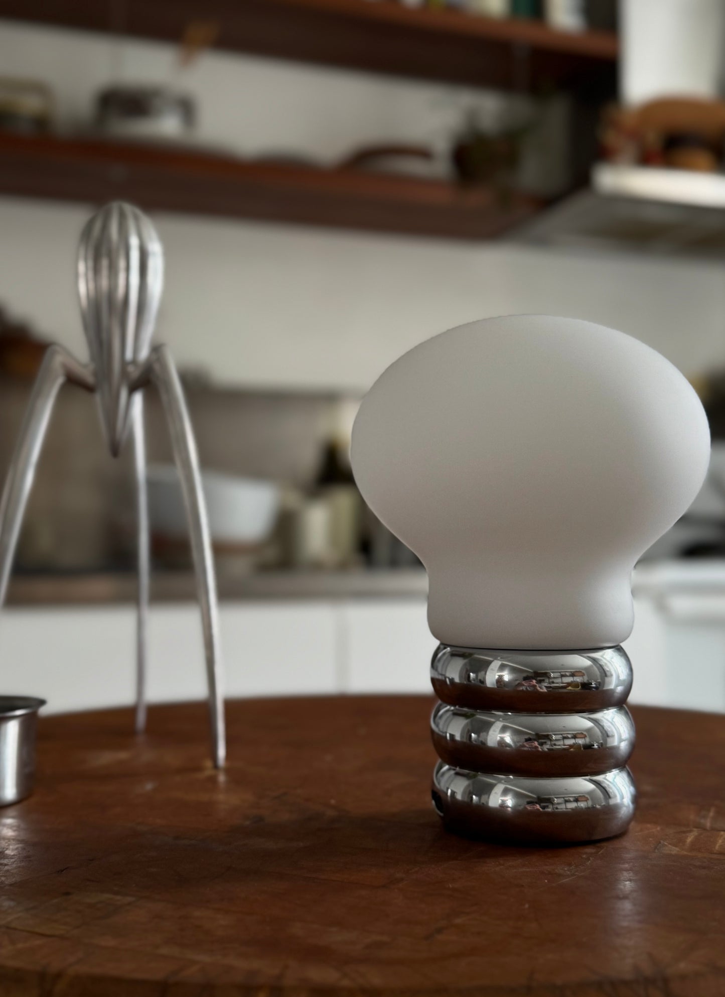 B. Lampe de table à pile à ampoule