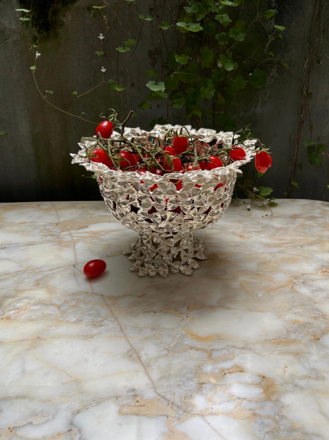Farfalle rigate pedestal bowl