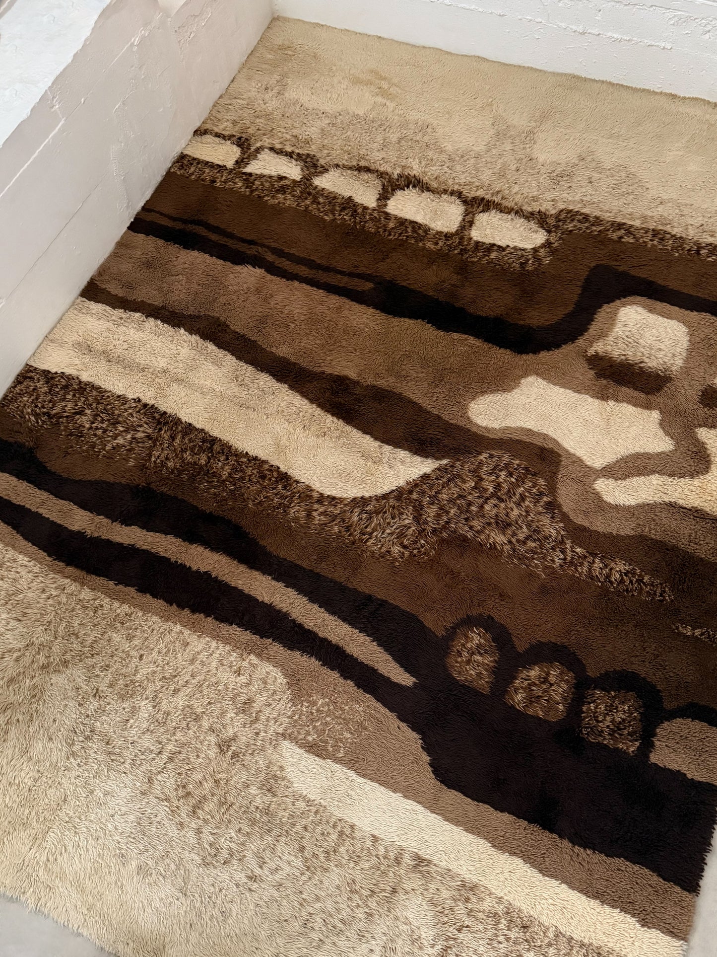 Extra-large shag rug by Desso
