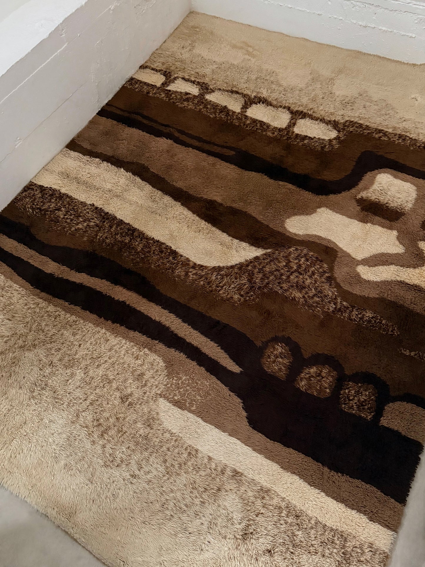 Extra-large shag rug by Desso