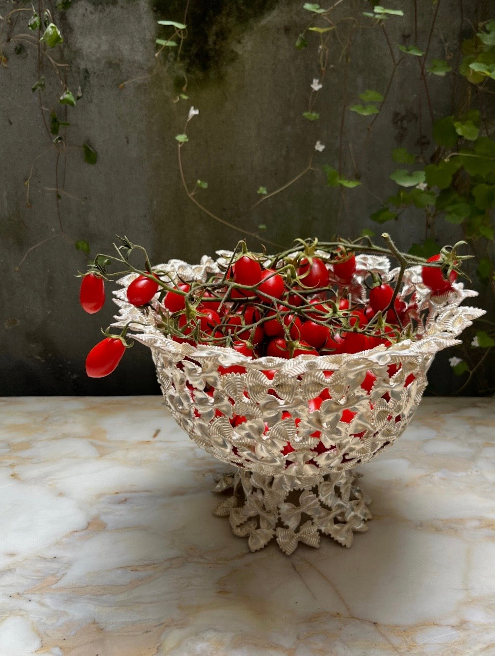 Farfalle rigate pedestal bowl