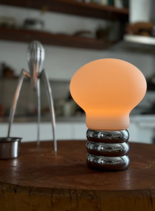 B. Lampe de table à pile à ampoule