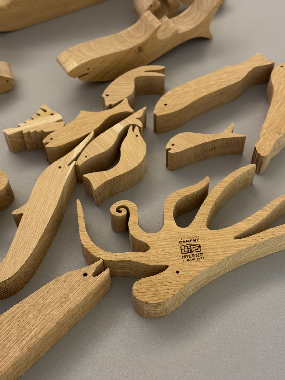 16 Pesci oak puzzle by Enzo Mari