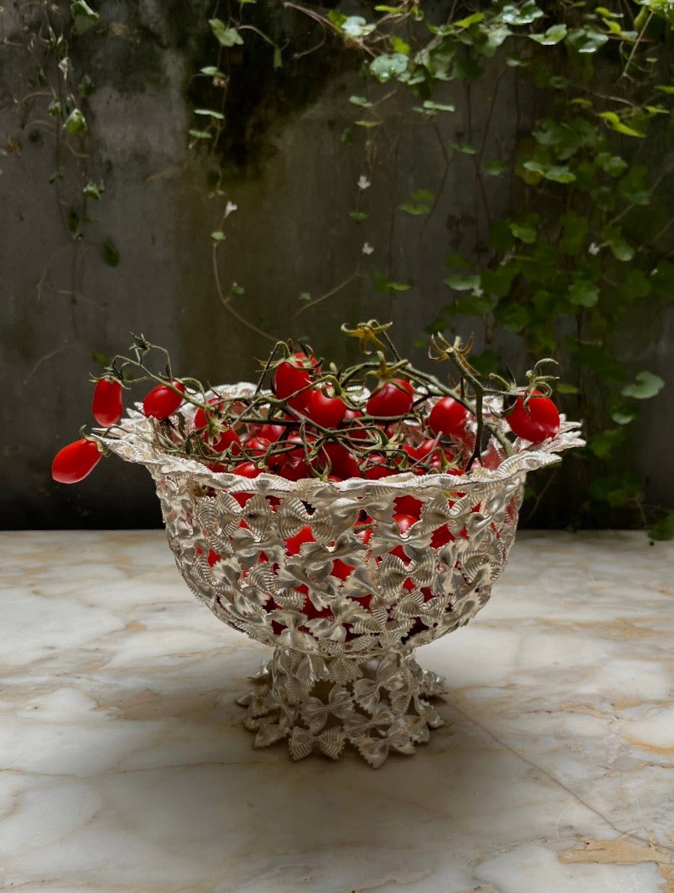 Farfalle rigate pedestal bowl