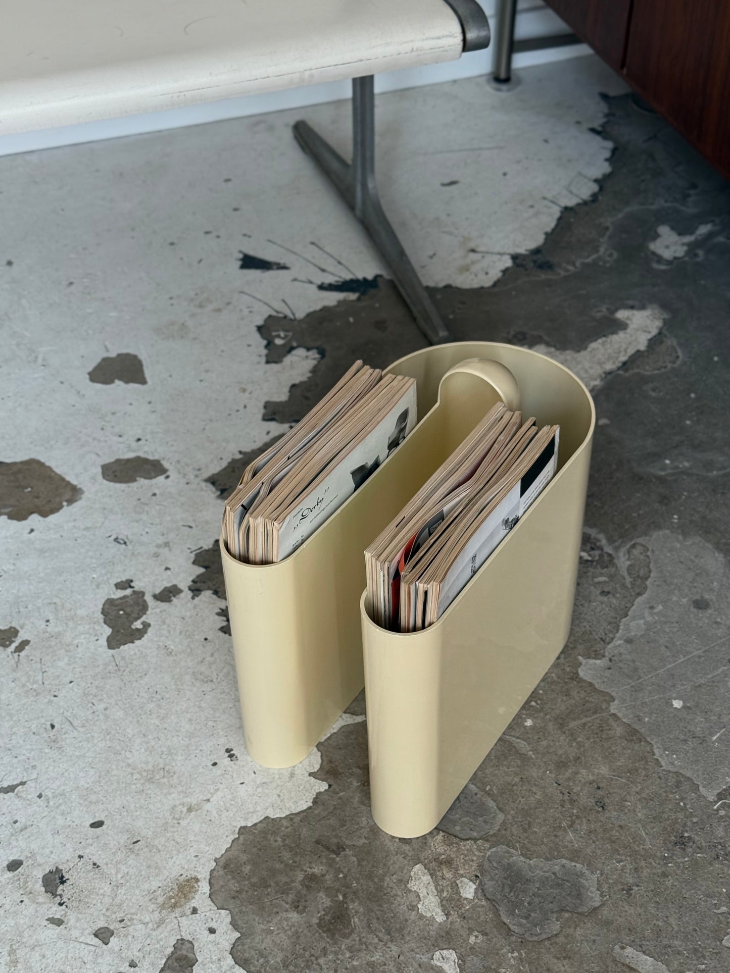 Magazine rack by Rodolfo Bonetto for Vastill
