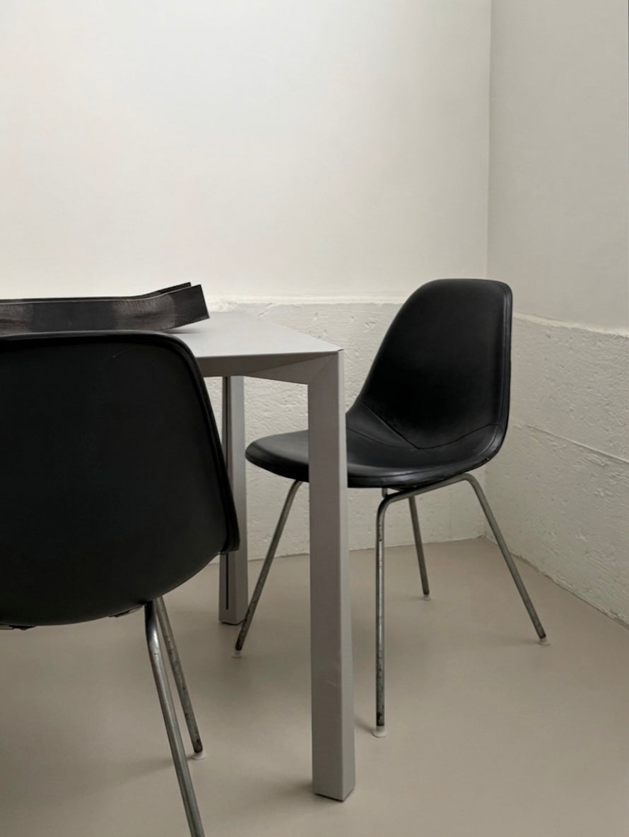 Paire de chaises d'appoint DSX rembourrées en fibre de verre de Charles & Ray Eames pour Herman Miller