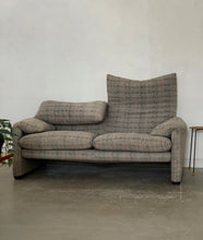 Load image into Gallery viewer, Maralunga sofa by Vico Magistretti for Cassina
