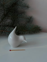 Load image into Gallery viewer, Porcelain sparrow by Thomas
