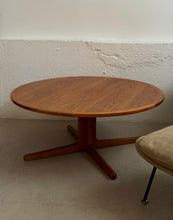 Charger l&#39;image dans la galerie, Round teak coffee table by Hans C. Andersen

