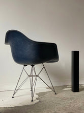Charger l&#39;image dans la galerie, Chaise de salle à manger DAR en fibre de verre par Charles &amp; Ray Eames pour Herman Miller
