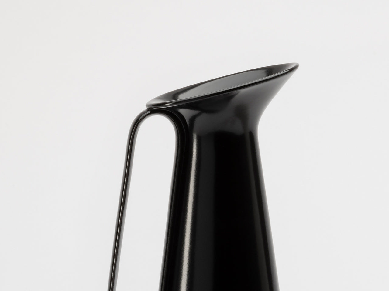 Sula pitcher by Giulio Iacchetti