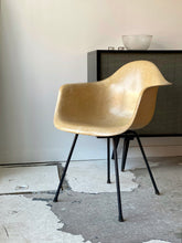 Load image into Gallery viewer, DAX fibreglass chair by Charles &amp; Ray Eames for Herman Miller
