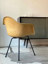 Load image into Gallery viewer, DAX fibreglass chair by Charles &amp; Ray Eames for Herman Miller
