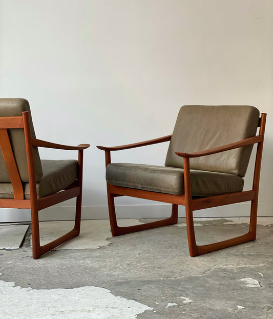 Paire de fauteuils lounge en teck massif par Peter Hvidt et Orla Mølgaard-Nielsen pour France&amp;Son 